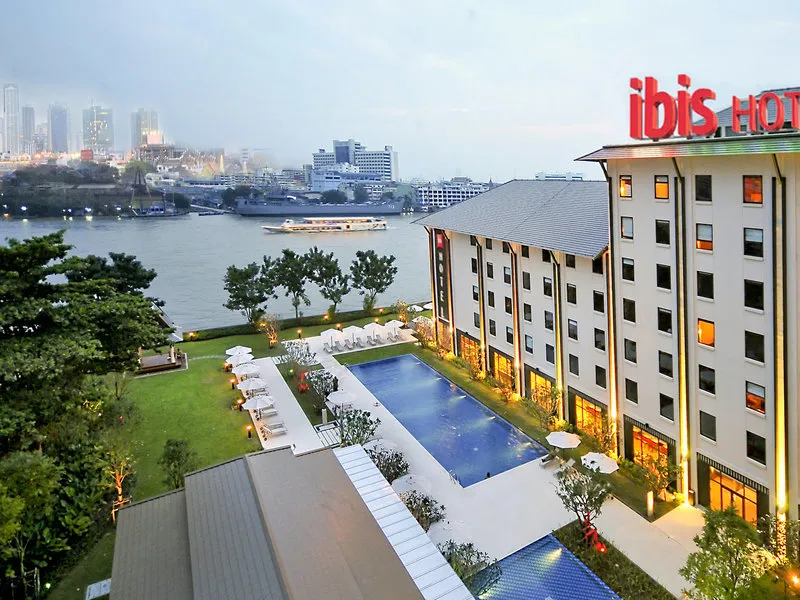 Pogled na hotel Ibis Riverside in bazen ob reki Chao Phraya