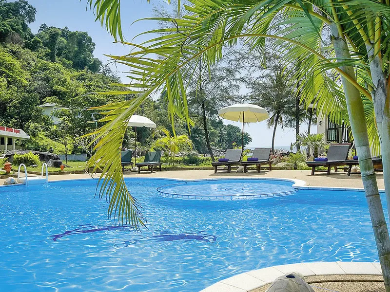 Tropski bazen Khao Lak Sunset Resort obdan s palmami