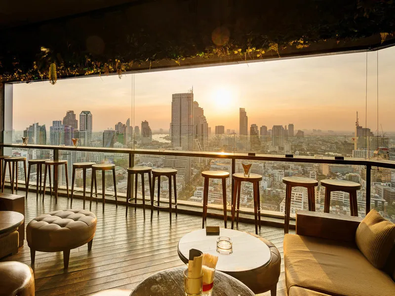 Panoramski pogled na Bangkok iz bara na strehi hotela Pullman G