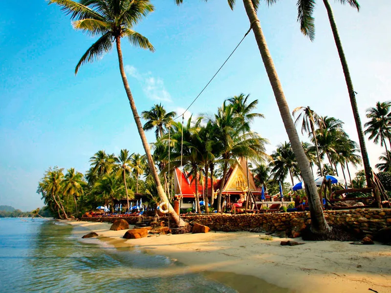 Tradicionalna tajska arhitektura resorta ob bazenu